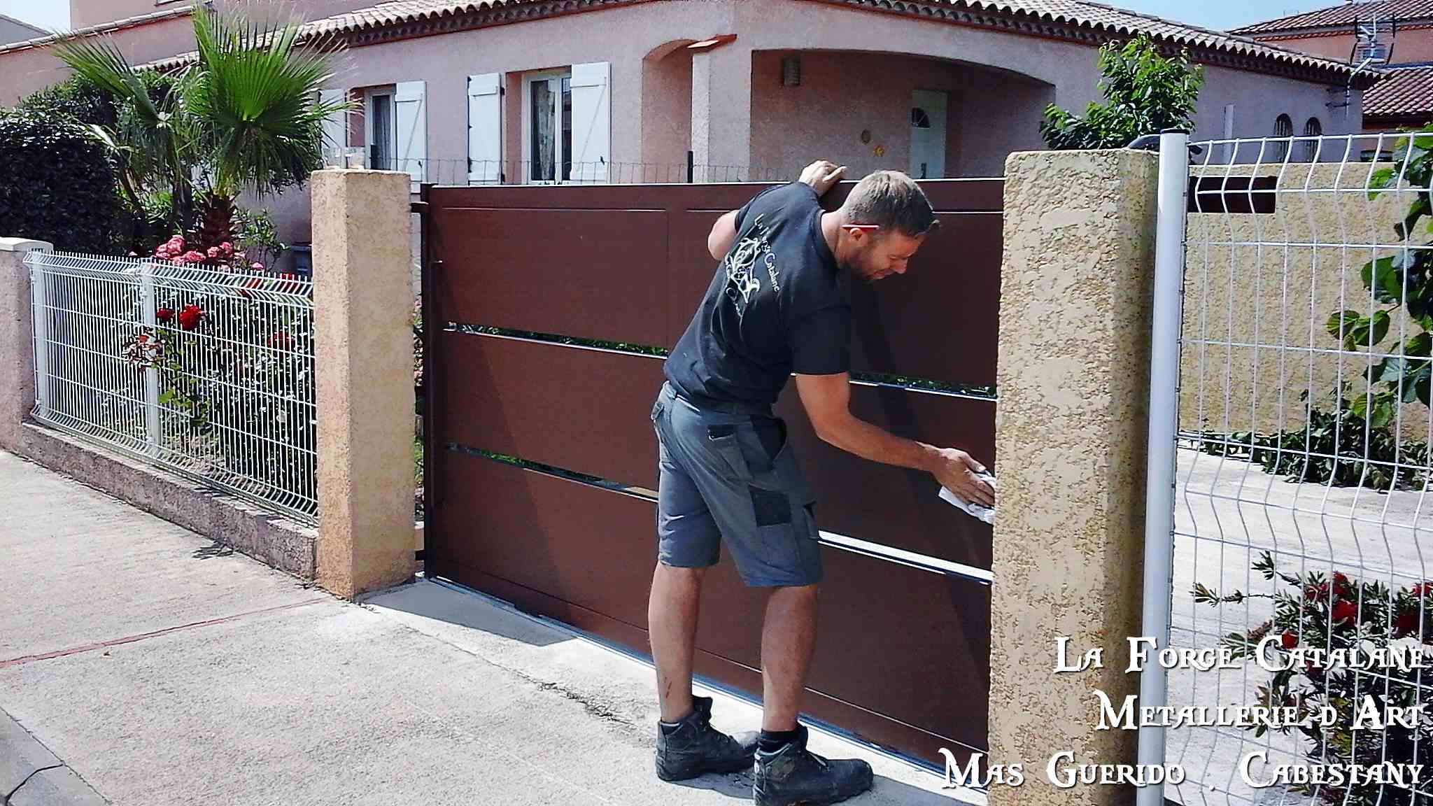 Portail coulissant moderne tole caissonnee fer La Forge Catalane Cabestany.jpg